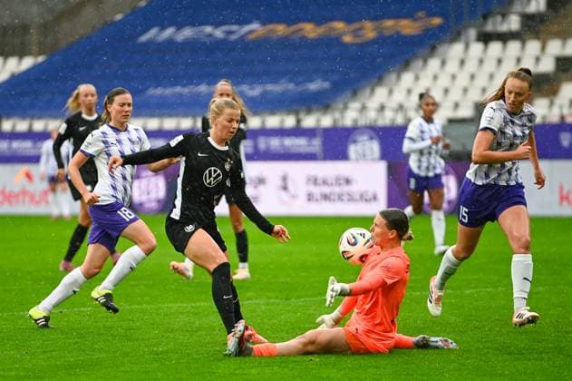 Ella Peddemors Kim Sindermann google pixel women Bundesliga SGS Essen Vfl Wolfsburg 04 10 2025 Ella Peddemors VfL Wolfsburg scoring against Kim Sindermann SGS Essen google pixel women Bundesliga, 05 Matchday, SGS Essen vs VfL Wolfsburg on October 04, 2025 at Stadion an der Hafenstraße, Essen