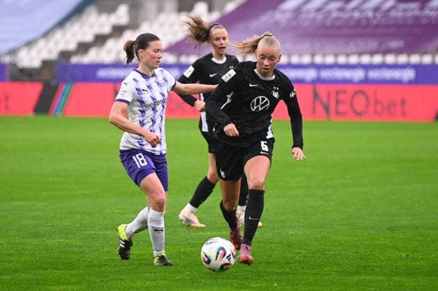 Ella Peddemors Lena Ostermeier Google Pixel Womens Bundesliga SGS Essen Vfl Wolfsburg 04 10 2025 Ella Peddemors VfL Wolfsburg vs Lena Ostermeier SGS Essen google Pixel Womens Bundesliga, 05 Matchday, SGS Essen vs VfL Wolfsburg on October 04, 2025 at Stadion an der Hafenstraße, Essen