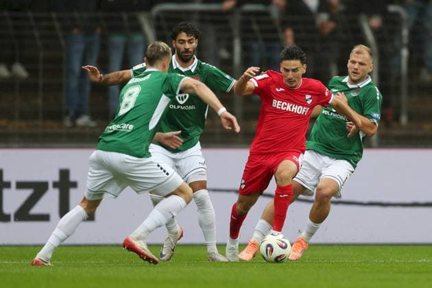 04 10 2025, xjcx, Herren, Fußball, Saison 2025 2026, 3 Liga, 10 Spieltag 1 FC Schweinfurt 1905 SC Verl Timur Gayret 30, SC Verl in duel with Johannes Geis 30, 1 FC Schweinfurt 1905 and Ekin Celebi 11, 1 FC Schweinfurt 1905 , Thomas Meißner 8, 1 FC Schweinfurt 1905 , DFL DFB REGULATES PROHIBIT ANY USE OF PHOTOGRAPHS AS IMAGE SEQUENCES AND OR QUASI VIDEO Schweinfurt Sachs Stadion Bayern Germany