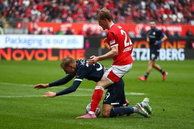 04 10 2025, xmohx, Fußball 2 Bundesliga, 1 FC Kaiserslautern VfL Bochum v l Leandro Morgalla VfL Bochum Mika Haas 1 FC Kaiserslautern Zweikampf, Aktion, action, battle for the ball DFL DFB REGULATIONS PROHIBIT ANY USE OF PHOTOGRAPHS as IMAGE SEQUENCES and or QUASI VIDEO Kaiserslautern