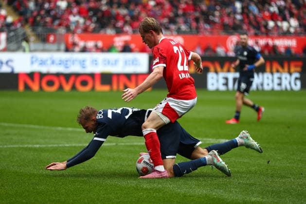 04 10 2025, xmohx, Fußball 2 Bundesliga, 1 FC Kaiserslautern VfL Bochum v l Leandro Morgalla VfL Bochum Mika Haas 1 FC Kaiserslautern Zweikampf, Aktion, action, battle for the ball DFL DFB REGULATIONS PROHIBIT ANY USE OF PHOTOGRAPHS as IMAGE SEQUENCES and or QUASI VIDEO Kaiserslautern