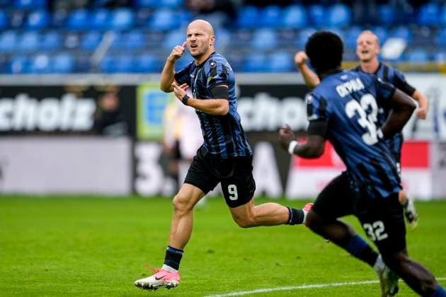 from left goal scorer Felix Lohkemper SVWM, 9 , Kennedy Onyedika Okpala SVWM, 32 , Janne Sietan SVWM, 22 , players of SV Waldhof Mannheim SVWM , celebrate the goal to 1 0, cheer, goal celebration, celebrate the goal, goal, celebration, cheers about the goal, rejoice, joy, rejoices, optimistic, positive, game scene, highlight, action, 04 10 2025, Mannheim Germany , soccer, 3 Liga, SV Waldhof Mannheim VfL Osnabrück, DFB DFL REGULATIONS PROHIBIT ANY USE OF PHOTOGRAPHS AS IMAGE SEQUENCES AND OR QUASI VIDEO xozx