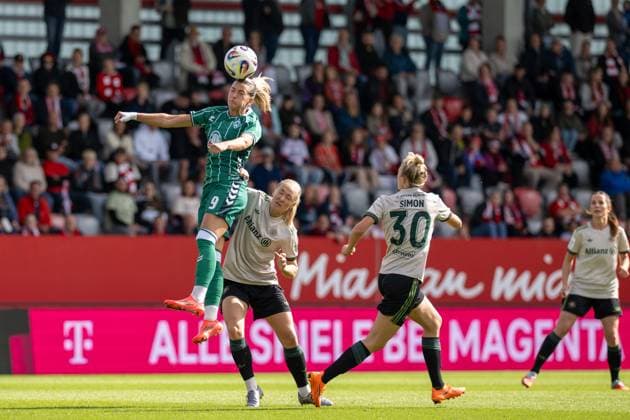 Header by Medina Desic 9 SV Werder Bremen , Pernille Harder 21 FC Bayern Muenchen Frauen , Carolin Simon 30 FC Bayern Muenchen Frauen , FC Bayern Frauen Muenchen SV Werder Bremen, Google Pixel Frauenbundesliga, 5 Spieltag, 04 10 25 DFB regulations prohibit any use of photographs as image sequences and or quasi video kolbert press Muenchen Bayern Germany Copyright: xkolbert-press UlrichxGamelx