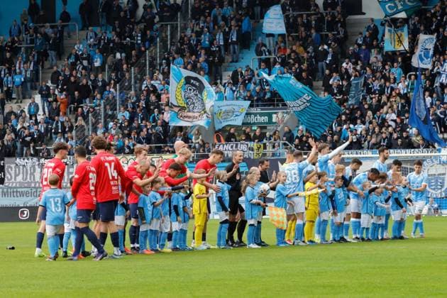 CFC vs FC Eilenburg 04 10 2025, Chemnitz, eins Stadion An der Gellertstrasse, Sport, Fußball, Regionalliga Nordost, Saison 2025 2026, 11 Spieltag, CFC, CFC vs FC Eilenburg Die Mannschaften vorstellen sich Chemnitz Sachsen BRD