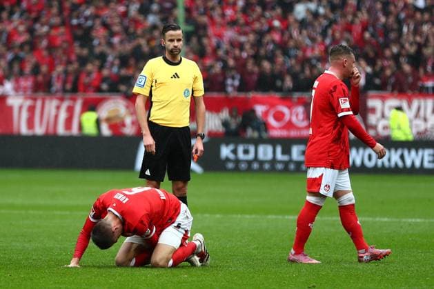 04 10 2025, xmohx, Fußball 2 Bundesliga, 1 FC Kaiserslautern VfL Bochum v l Fabian Kunze 1 FC Kaiserslautern verletzt, Verletzung, Schmerz, Schmerzen Referee Referee Michael Bacher Rosenheim Marlon Ritter 1 FC Kaiserslautern DFL DFB REGULATIONS PROHIBIT ANY USE OF PHOTOGRAPHS as IMAGE SEQUENCES and or QUASI VIDEO Kaiserslautern