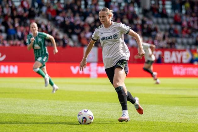 Klara Buehl 17 FC Bayern Muenchen Frauen , FC Bayern Frauen Muenchen SV Werder Bremen, Google Pixel Frauenbundesliga, 5 Spieltag, 04 10 25 DFB regulations prohibit any use of photographs as image sequences and or quasi video kolbert press Muenchen Bayern Germany Copyright: xkolbert-press UlrichxGamelx