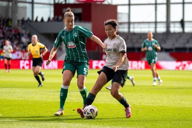Michelle Ulbrich 5 SV Werder Bremen , in duel with Momoko Tanikawa 18 FC Bayern Muenchen Frauen , FC Bayern Frauen Muenchen SV Werder Bremen, Google Pixel Frauenbundesliga, 5 Spieltag, 04 10 25 DFB regulations prohibit any use of photographs as image sequences and or quasi video kolbert press Muenchen Bayern Germany Copyright: xkolbert-press UlrichxGamelx