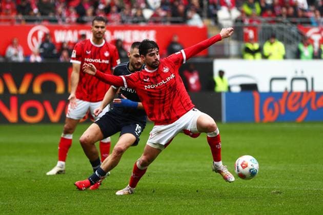 04 10 2025, xmohx, Fußball 2 Bundesliga, 1 FC Kaiserslautern VfL Bochum v l Matus Bero VfL Bochum Semih Sahin 1 FC Kaiserslautern Zweikampf, Aktion, action, battle for the ball DFL DFB REGULATIONS PROHIBIT ANY USE OF PHOTOGRAPHS as IMAGE SEQUENCES and or QUASI VIDEO Kaiserslautern