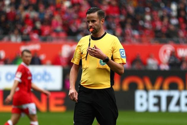 04 10 2025, xmohx, Soccer 2 Bundesliga, 1 FC Kaiserslautern VfL Bochum v l Referee Referee Michael Bacher Rosenheim DFL DFB REGULATIONS PROHIBIT ANY USE OF PHOTOGRAPHS as IMAGE SEQUENCES and or QUASI VIDEO Kaiserslautern
