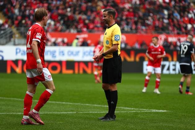 04 10 2025, xmohx, Soccer 2 Bundesliga, 1 FC Kaiserslautern VfL Bochum v l Mika Haas 1 FC Kaiserslautern Referee Referee Michael Bacher Rosenheim DFL DFB REGULATIONS PROHIBIT ANY USE OF PHOTOGRAPHS as IMAGE SEQUENCES and or QUASI VIDEO Kaiserslautern