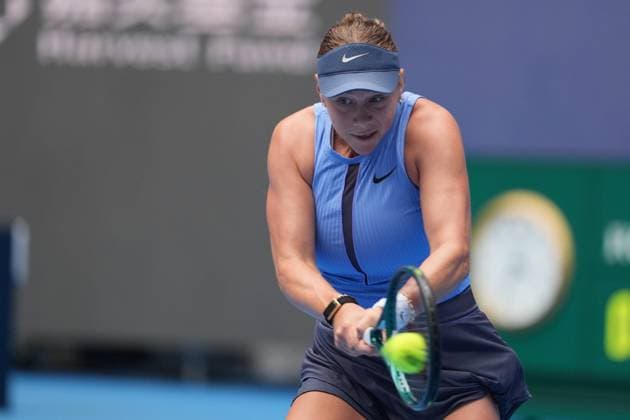 (251004) -- BEIJING, Oct. 4, 2025 -- Amanda Anisimova hits a return during the women s singles semifinal match between Coco Gauff of the United States and Amanda Anisimova of the United States at 2025 China Open tennis tournament in Beijing, China, Oct. 4, 2025. ) (SP)CHINA-BEIJING-TENNIS-CHINA OPEN-WOMEN S SINGLES-SEMIFINAL (CN) XiexHan 