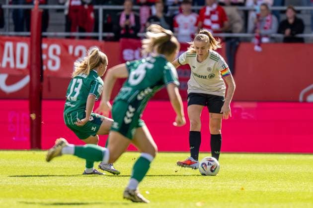 Ricarda Walkling 13 SV Werder Bremen , Georgia Stanway 31 FC Bayern Muenchen Frauen , FC Bayern Frauen Muenchen SV Werder Bremen, Google Pixel Frauenbundesliga, 5 Spieltag, 04 10 25 DFB regulations prohibit any use of photographs as image sequences and or quasi video kolbert press Muenchen Bayern Germany Copyright: xkolbert-press UlrichxGamelx