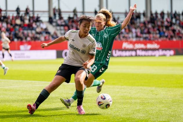 Momoko Tanikawa 18 FC Bayern Muenchen Frauen , in duel with Ricarda Walkling 13 SV Werder Bremen , FC Bayern Frauen Muenchen SV Werder Bremen, Google Pixel Frauenbundesliga, 5 Spieltag, 04 10 25 DFB regulations prohibit any use of photographs as image sequences and or quasi video kolbert press Muenchen Bayern Germany Copyright: xkolbert-press UlrichxGamelx