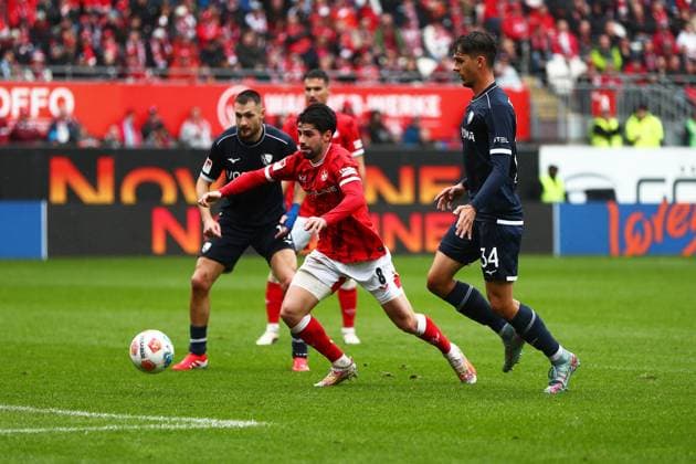 04 10 2025, xmohx, Fußball 2 Bundesliga, 1 FC Kaiserslautern VfL Bochum v l Matus Bero VfL Bochum Semih Sahin 1 FC Kaiserslautern Zweikampf, Aktion, action, battle for the ball Cajetan Lenz VfL Bochum DFL DFB REGULATIONS PROHIBIT ANY USE OF PHOTOGRAPHS as IMAGE SEQUENCES and or QUASI VIDEO Kaiserslautern