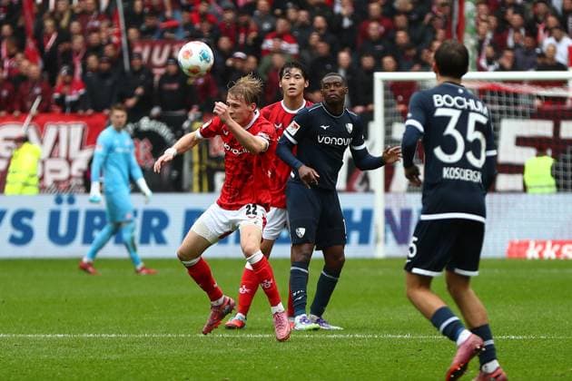 04 10 2025, xmohx, Fußball 2 Bundesliga, 1 FC Kaiserslautern VfL Bochum v l Mika Haas 1 FC Kaiserslautern Mathis Claricia VfL Bochum Zweikampf, Aktion, action, battle for the ball DFL DFB REGULATIONS PROHIBIT ANY USE OF PHOTOGRAPHS as IMAGE SEQUENCES and or QUASI VIDEO Kaiserslautern