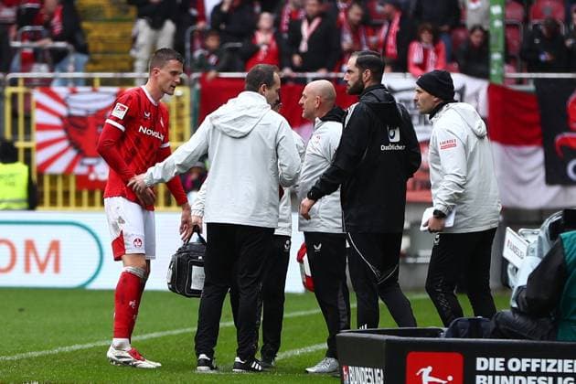 04 10 2025, xmohx, Fußball 2 Bundesliga, 1 FC Kaiserslautern VfL Bochum v l Fabian Kunze 1 FC Kaiserslautern verletzt, Verletzung, Schmerz, Schmerzen Trainer Torsten Lieberknecht 1 FC Kaiserslautern DFL DFB REGULATIONS PROHIBIT ANY USE OF PHOTOGRAPHS as IMAGE SEQUENCES and or QUASI VIDEO Kaiserslautern