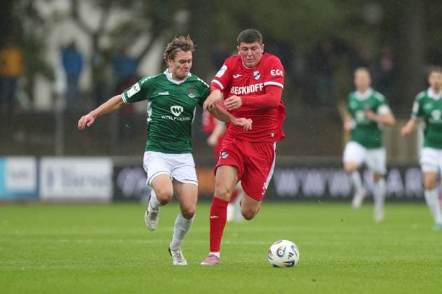 04 10 2025, xjcx, Herren, Fußball, Saison 2025 2026, 3 Liga, 10 Spieltag 1 FC Schweinfurt 1905 SC Verl Devin Angleberger 3, 1 FC Schweinfurt 1905 und Alessio Besio 23, SC Verl , DFL DFB REGULATES PROHIBIT ANY USE OF PHOTOGRAPHS AS IMAGE SEQUENCES AND OR QUASI VIDEO Schweinfurt Sachs Stadion Bayern Germany