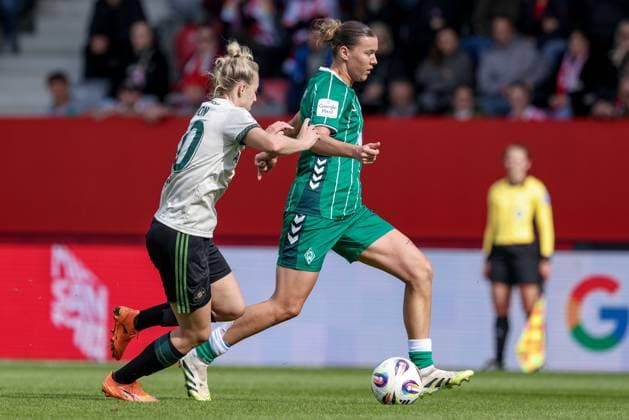 from left Carolin Simon FC Bayern Munich, 30 and Larissa Mühlhaus SV Werder Bremen, 7 in a duel, dynamic, action, action, game scene, THE DFB GUIDELINES PROHIBIT ANY USE OF PHOTOGRAPHS AS IMAGE SEQUENCES AND OR QUASI VIDEO DFB REGULATIONS PROHIBIT ANY USE OF PHOTOGRAPHS AS IMAGE SEQUENCES AND OR QUASI VIDEO , 04 10 2025, Munich Germany , Football, Google Pixel Womens Bundesliga, FC Bayern Munich SV Werder Bremen xobx