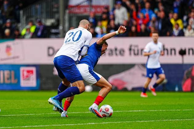 Aleksandar Vukotic SV Darmstadt 98, 20 , Adrian Kapralik Holstein Kiel, 20 GER, Holstein Kiel vs SV Darmstadt 98, Football, 2 Bundesliga, Matchday 8, Season 2025 2026, 04 10 2025 DFL REGULATIONS PROHIBIT ANY USE OF PHOTOGRAPHS AS IMAGE SEQUENCES AND OR QUASI VIDEO GER, Holstein Kiel vs SV Darmstadt 98, Football, 2 Bundesliga, Matchday 8, Season 2025 2026, 04 10 2025 Kiel Copyright: xEibner-Pressefoto MarcelxvonxFehrnx EP_MFN