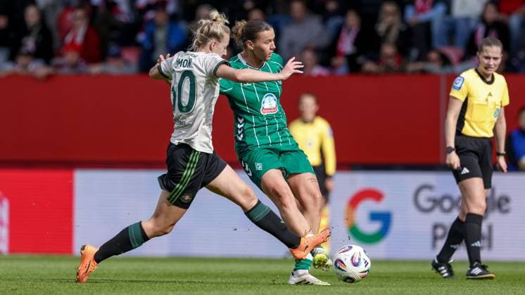 from left Carolin Simon FC Bayern Munich, 30 and Larissa Mühlhaus SV Werder Bremen, 7 in a duel, dynamic, action, action, game scene, THE DFB GUIDELINES PROHIBIT ANY USE OF PHOTOGRAPHS AS IMAGE SEQUENCES AND OR QUASI VIDEO DFB REGULATIONS PROHIBIT ANY USE OF PHOTOGRAPHS AS IMAGE SEQUENCES AND OR QUASI VIDEO , 04 10 2025, Munich Germany , Football, Google Pixel Womens Bundesliga, FC Bayern Munich SV Werder Bremen xobx