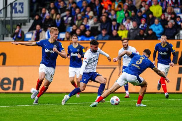 Kasper Davidsen Holstein Kiel, 15 , Marco Richter SV Darmstadt 98, 23 , Marco Komenda Holstein Kiel, 03 GER, Holstein Kiel vs SV Darmstadt 98, Football, 2 Bundesliga, Matchday 8, Season 2025 2026, 04 10 2025 DFL REGULATIONS PROHIBIT ANY USE OF PHOTOGRAPHS AS IMAGE SEQUENCES AND OR QUASI VIDEO GER, Holstein Kiel vs SV Darmstadt 98, Football, 2 Bundesliga, Matchday 8, Season 2025 2026, 04 10 2025 Kiel Copyright: xEibner-Pressefoto MarcelxvonxFehrnx EP_MFN