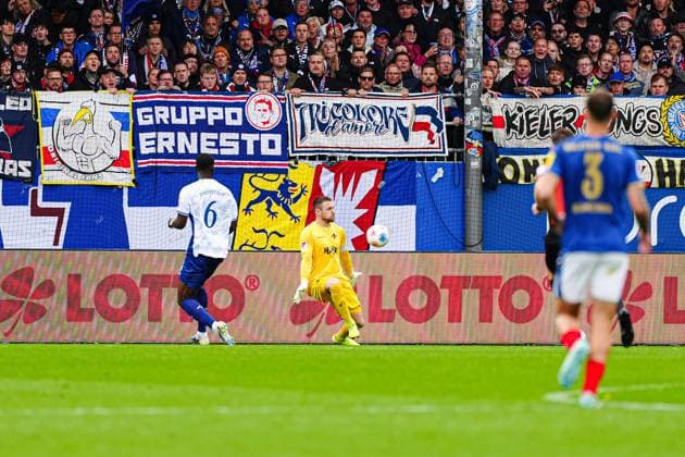 Marcel Schuhen SV Darmstadt 98, 01 haelt Goal shot Goal chance Phil Harres Holstein Kiel, 19 GER, Holstein Kiel vs SV Darmstadt 98, Football, 2 Bundesliga, Matchday 8, Season 2025 2026, 04 10 2025 DFL REGULATIONS PROHIBIT ANY USE OF PHOTOGRAPHS AS IMAGE SEQUENCES AND OR QUASI VIDEO GER, Holstein Kiel vs SV Darmstadt 98, Football, 2 Bundesliga, Matchday 8, Season 2025 2026, 04 10 2025 Kiel Copyright: xEibner-Pressefoto MarcelxvonxFehrnx EP_MFN