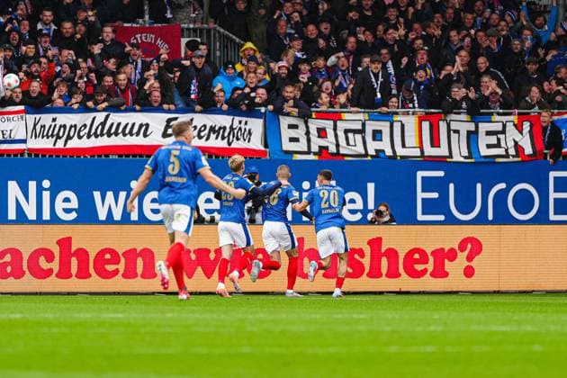 Goal celebration Holstein Kiel after goal to 1 1 David Zec Holstein Kiel, 26 GER, Holstein Kiel vs SV Darmstadt 98, Football, 2 Bundesliga, Matchday 8, Season 2025 2026, 04 10 2025 DFL REGULATIONS PROHIBIT ANY USE OF PHOTOGRAPHS AS IMAGE SEQUENCES AND OR QUASI VIDEO GER, Holstein Kiel vs SV Darmstadt 98, Football, 2 Bundesliga, Matchday 8, Season 2025 2026, 04 10 2025 Kiel Copyright: xEibner-Pressefoto MarcelxvonxFehrnx EP_MFN