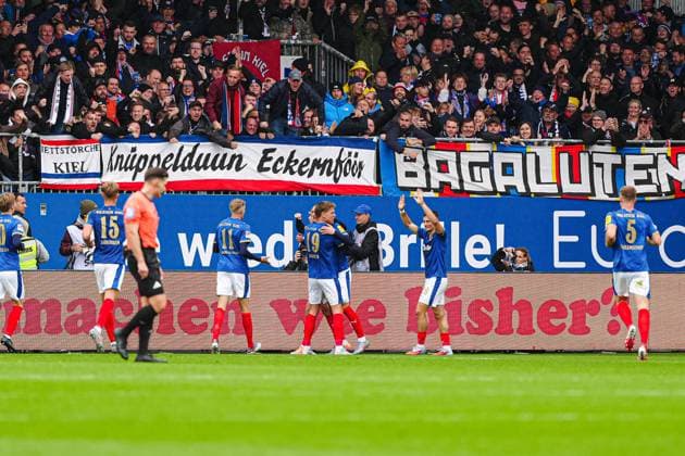 Goal celebration Holstein Kiel after goal to 1 1 David Zec Holstein Kiel, 26 GER, Holstein Kiel vs SV Darmstadt 98, Football, 2 Bundesliga, Matchday 8, Season 2025 2026, 04 10 2025 DFL REGULATIONS PROHIBIT ANY USE OF PHOTOGRAPHS AS IMAGE SEQUENCES AND OR QUASI VIDEO GER, Holstein Kiel vs SV Darmstadt 98, Football, 2 Bundesliga, Matchday 8, Season 2025 2026, 04 10 2025 Kiel Copyright: xEibner-Pressefoto MarcelxvonxFehrnx EP_MFN