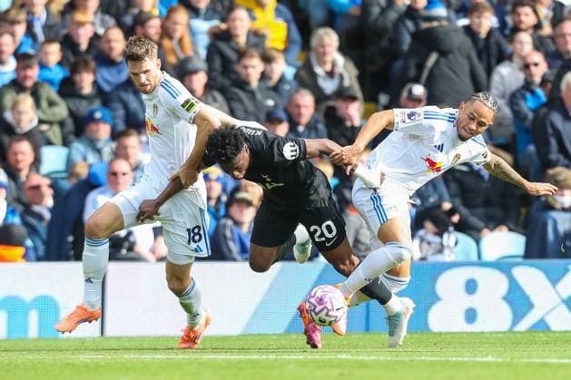 Leeds United FC v Tottenham Hotspur FC, English Premier League Noah Okafor Of Leeds United & Anton Stach Of Leeds United battles with Mohammed Kudus Of Tottenham Hotspur during the Leeds United FC v Tottenham Hotspur FC English Premier League match at Elland Road, Leeds, England, United Kingdom on 4 October 2025 Credit: Lee Keuneke Every Second Media Editorial use only. All images are copyright Every Second Media Limited. No images may be reproduced without prior permission. All rights reserved. Premier League and Football League images are subject to licensing agreements with Football DataCo Limited. see https: www.football-dataco.com Copyright: xIMAGO EveryxSecondxMediax ESM-1615-0040 LeexKeunekex xEveryxSecondxMediax