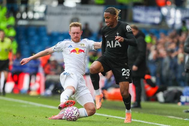Leeds United FC v Tottenham Hotspur FC, English Premier League Sean Longstaff Of Leeds United slide tackles Wilson Odobert Of Tottenham Hotspur during the Leeds United FC v Tottenham Hotspur FC English Premier League match at Elland Road, Leeds, England, United Kingdom on 4 October 2025 Credit: Lee Keuneke Every Second Media Editorial use only. All images are copyright Every Second Media Limited. No images may be reproduced without prior permission. All rights reserved. Premier League and Football League images are subject to licensing agreements with Football DataCo Limited. see https: www.football-dataco.com Copyright: xIMAGO EveryxSecondxMediax ESM-1615-0042 LeexKeunekex xEveryxSecondxMediax