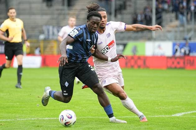 Soccer 3 Liga, Matchday 10, SV Waldhof Mannheim VfL Osnabrück on 04 10 2025 in Mannheim Carl Benz Stadion , Germany, Season 2025 2026 DFL REGULATIONS PROHIBIT ANY USE OF PHOTOGRAPHS AS IMAGE SEQUENCES AND OR QUASI VIDEO Kennedy Okpala 32, SVWM in duel with Yigit Karademir 4, VFL Mannheim Carl Benz Stadion Germany Copyright: xChristophxKinzingerx
