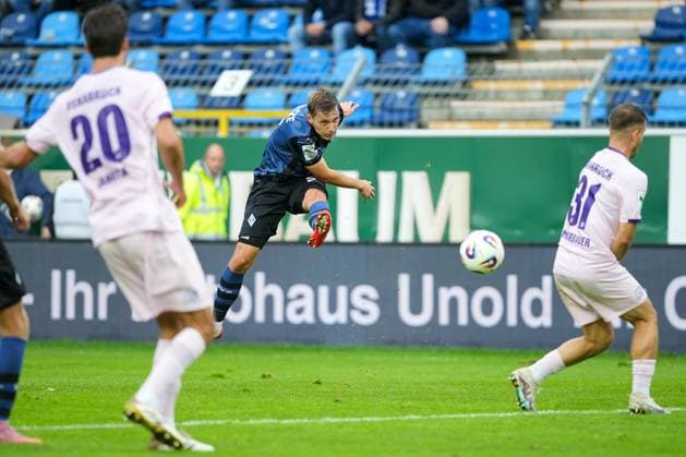 Soccer 3 Liga, Matchday 10, SV Waldhof Mannheim VfL Osnabrück on 04 10 2025 in Mannheim Carl Benz Stadion , Germany, Season 2025 2026 DFL REGULATIONS PROHIBIT ANY USE OF PHOTOGRAPHS AS IMAGE SEQUENCES AND OR QUASI VIDEO Sascha Voelcke 2, SVWM shoots on goal Mannheim Carl Benz Stadion Germany Copyright: xChristophxKinzingerx