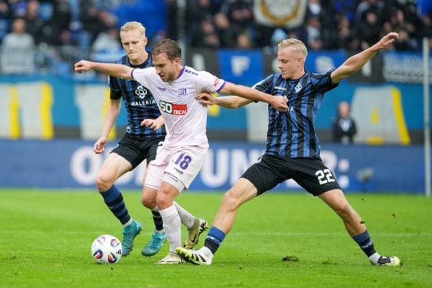 Soccer 3 Liga, Matchday 10, SV Waldhof Mannheim VfL Osnabrück on 04 10 2025 in Mannheim Carl Benz Stadion , Germany, Season 2025 2026 DFL REGULATIONS PROHIBIT ANY USE OF PHOTOGRAPHS AS IMAGE SEQUENCES AND OR QUASI VIDEO Lars Kehl 18, VFL claims the ball against Julian Rieckmann 21, SVWM and Janne Sietan 22, SVWM Mannheim Carl Benz Stadion Germany Copyright: xChristophxKinzingerx