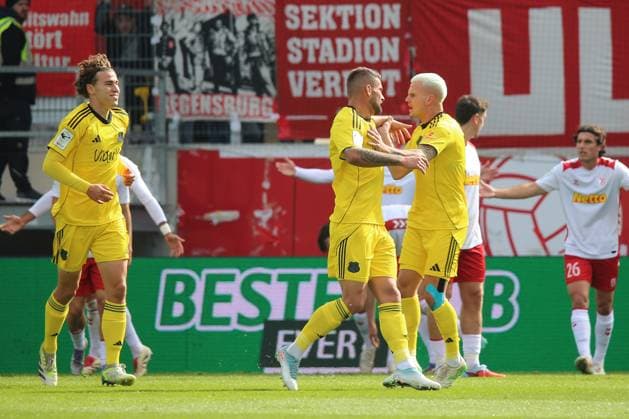 04 10 2025, xpfrx, Fußball 3 Liga, Jahn Regensburg 1 FC Saarbrücken v l Torjubel nach dem Tor zum celebrating the goal celebrate 0 1 durch Kai Brünker 1 FC Saarbruecken DFL DFB REGULATIONS PROHIBIT ANY USE OF PHOTOGRAPHS as IMAGE SEQUENCES and or QUASI VIDEO Regensburg