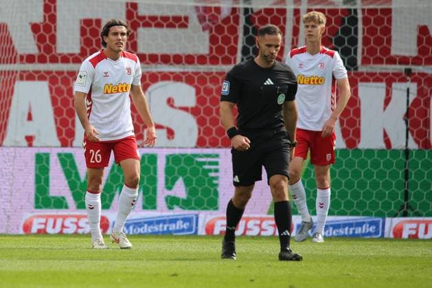 04 10 2025, xpfrx, Soccer 3 Liga, Jahn Regensburg 1 FC Saarbrücken v l Benedikt Bauer SSV Jahn Regensburg Disappointed, sad, frustrated Leopold Wurm SSV Jahn Regensburg Referee Referee Leonidas Exuzidis DFL DFB REGULATIONS PROHIBIT ANY USE OF PHOTOGRAPHS as IMAGE SEQUENCES and or QUASI VIDEO Regensburg