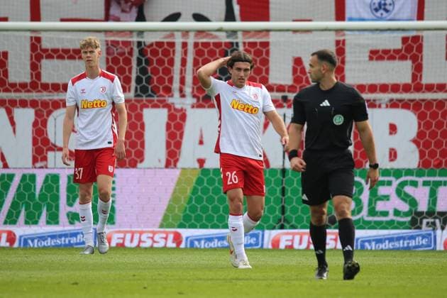 04 10 2025, xpfrx, Soccer 3 Liga, Jahn Regensburg 1 FC Saarbrücken v l Benedikt Bauer SSV Jahn Regensburg Disappointed, sad, frustrated Leopold Wurm SSV Jahn Regensburg Referee Referee Leonidas Exuzidis DFL DFB REGULATIONS PROHIBIT ANY USE OF PHOTOGRAPHS as IMAGE SEQUENCES and or QUASI VIDEO Regensburg