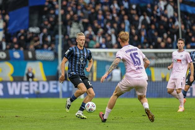 Janne Sietan SV Waldhof Mannheim, 22 on the ball, in front of him Bjarke Jacobsen VfL Osnabr ck, 15 at SV Waldhof Mannheim VfL Osnabrueck on 04 10 25 at Carl Benz Stadium, Mannheim xamx Photo Alfio Marino Copyright: