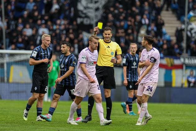 Yellow card for Fridolin Wagner VfL Osnabr ck, 26 at SV Waldhof Mannheim VfL Osnabrueck on 04 10 25 at Carl Benz Stadion, Mannheim xamx Photo Alfio Marino Copyright: