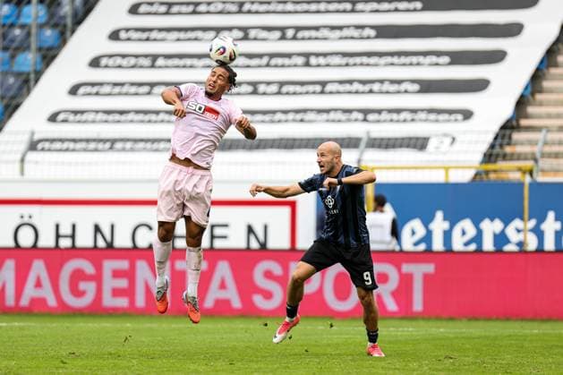 Yigit Karademir VfL Osnabr ck, 4 anticipates Felix Lohkemper SV Waldhof Mannheim, 9 by head at SV Waldhof Mannheim VfL Osnabrueck on 04 10 25 at Carl Benz Stadium, Mannheim xamx Photo Alfio Marino Copyright: