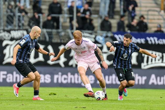 Arianit Ferati SV Waldhof Mannheim, 10 and Felix Lohkemper SV Waldhof Mannheim, 9 put pressure on Bjarke Jacobsen VfL Osnabr ck, 15 at SV Waldhof Mannheim VfL Osnabrueck on 04 10 25 at Carl Benz Stadium, Mannheim xamx Photo Alfio Marino Copyright: