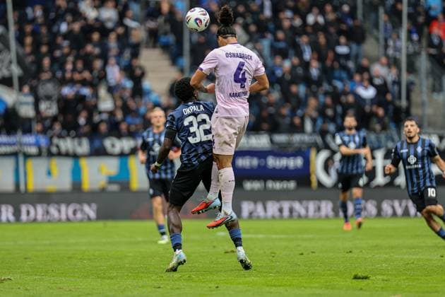 Yigit Karademir VfL Osnabr ck, 4 with his head behind Kennedy Okpala SV Waldhof Mannheim, 32 at SV Waldhof Mannheim VfL Osnabrueck on 04 10 25 at Carl Benz Stadium, Mannheim xamx Photo Alfio Marino Copyright: