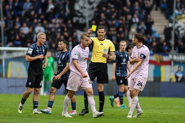 Yellow card for Fridolin Wagner VfL Osnabr ck, 26 at SV Waldhof Mannheim VfL Osnabrueck on 04 10 25 at Carl Benz Stadion, Mannheim xamx Photo Alfio Marino Copyright: