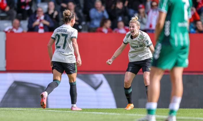 DEU, München, FC Bayern München vs Werder Bremen, Google Pixel Frauen Bundesliga, DFB, Saison 2526, FC Bayern Campus, 5 Spieltag im Bild Arianna Caruso Bayern München 27 scores the goal for 1 0, Jubel mit Carolin Simon Bayern München 30 DFB DFL REGULATIONS PROHIBIT ANY USE OF PHOTOGRAPHS AS IMAGE SEQUENCES AND OR QUASI VIDEO, 04 10 2025, Copyright: HMBxMedia HendrikxHamelau