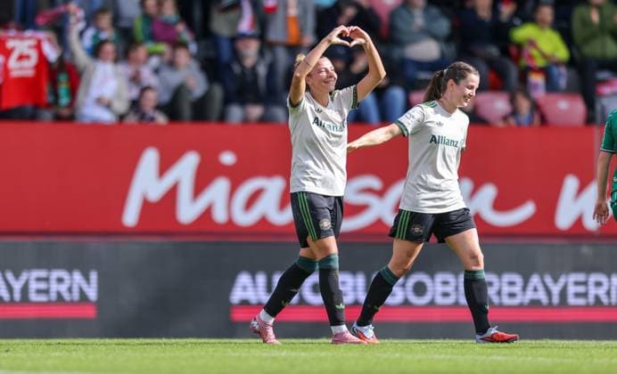DEU, München, FC Bayern München vs Werder Bremen, Google Pixel Frauen Bundesliga, DFB, Saison 2526, FC Bayern Campus, 5 Spieltag im Bild Arianna Caruso Bayern München 27 scores the goal for 1 0, Jubel mit Tuva Hansen Bayern München 6 und einem Herz DFB DFL REGULATIONS PROHIBIT ANY USE OF PHOTOGRAPHS AS IMAGE SEQUENCES AND OR QUASI VIDEO, 04 10 2025, Copyright: HMBxMedia HendrikxHamelau