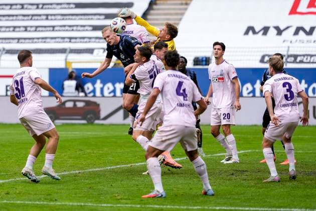 v li Julian Rieckmann SVWM, 21 , Lukas Jonsson Goalkeeper, Osnabrück, 21 , header, header duel, game scene, duel in the air, action, action, in the penalty area, penalty area scene, 04 10 2025, Mannheim Germany , Football, 3 Liga, SV Waldhof Mannheim VfL Osnabrück, DFB DFL REGULATIONS PROHIBIT ANY USE OF PHOTOGRAPHS AS IMAGE SEQUENCES AND OR QUASI VIDEO xozx