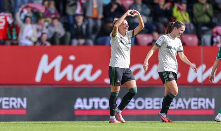 DEU, München, FC Bayern München vs Werder Bremen, Google Pixel Frauen Bundesliga, DFB, Saison 2526, FC Bayern Campus, 5 Spieltag im Bild Arianna Caruso Bayern München 27 scores the goal for 1 0, Jubel mit Tuva Hansen Bayern München 6 und einem Herz DFB DFL REGULATIONS PROHIBIT ANY USE OF PHOTOGRAPHS AS IMAGE SEQUENCES AND OR QUASI VIDEO, 04 10 2025, Copyright: HMBxMedia HendrikxHamelau