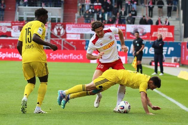 04 10 2025, xpfrx, Fußball 3 Liga, Jahn Regensburg 1 FC Saarbrücken v l Abdoulaye Kamara 1 FC Saarbruecken Benedikt Bauer SSV Jahn Regensburg Maurice Multhaup 1 FC Saarbruecken Zweikampf, Aktion, action, battle for the ball DFL DFB REGULATIONS PROHIBIT ANY USE OF PHOTOGRAPHS as IMAGE SEQUENCES and or QUASI VIDEO Regensburg