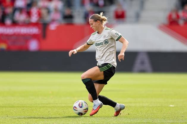 Klara Buehl FC Bayern Muenchen, 17 with ball, GER, FC Bayern Muenchen vs SV Werder Bremen, Football, Google Pixel Frauen Bundesliga, 5 Spieltag, Saison 2025 2026, 04 10 2025, DFL DFB REGULATIONS PROHIBIT ANY USE OF PHOTOGRAPHS as IMAGE SEQUENCES and or QUASI VIDEO, GER, FC Bayern Muenchen vs SV Werder Bremen, Football, Google Pixel Frauen Bundesliga, 5 Spieltag, Saison 2025 2026, 04 10 2025 Muenchen Copyright: xEibner-Pressefoto JennixMaulx EP_JML