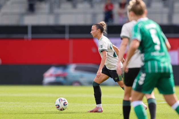 Arianna Caruso FC Bayern Muenchen, 27 with ball, GER, FC Bayern Muenchen vs SV Werder Bremen, Football, Google Pixel Frauen Bundesliga, 5 Spieltag, Saison 2025 2026, 04 10 2025, DFL DFB REGULATIONS PROHIBIT ANY USE OF PHOTOGRAPHS as IMAGE SEQUENCES and or QUASI VIDEO, GER, FC Bayern Muenchen vs SV Werder Bremen, Football, Google Pixel Frauen Bundesliga, 5 Spieltag, Saison 2025 2026, 04 10 2025 Muenchen Copyright: xEibner-Pressefoto JennixMaulx EP_JML