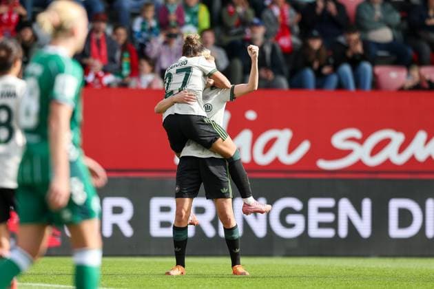 Celebration for the goal to 1 0 by Arianna Caruso FC Bayern Muenchen, 27 , Carolin Simon FC Bayern Muenchen, 30 cheers with, GER, FC Bayern Muenchen vs SV Werder Bremen, Football, Google Pixel Womens Bundesliga, Matchday 5, Season 2025 2026, 04 10 2025, DFL DFB REGULATIONS PROHIBIT ANY USE OF PHOTOGRAPHS as IMAGE SEQUENCES and or QUASI VIDEO, GER, FC Bayern Muenchen vs SV Werder Bremen, Football, Google Pixel Frauen Bundesliga, 5 Spieltag, Saison 2025 2026, 04 10 2025 Muenchen Copyright: xEibner-Pressefoto JennixMaulx EP_JML
